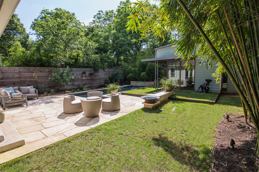 Идея дизайна: маленький участок и сад на заднем дворе в стиле модернизм с полуденной тенью, покрытием из каменной брусчатки и местом для костра для на участке и в саду