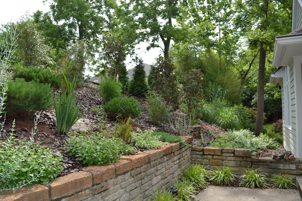 Exemple d'un grand jardin arrière chic l'été avec une exposition ensoleillée.