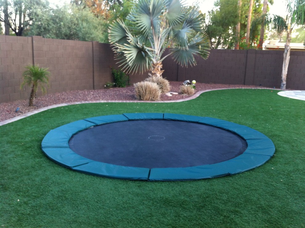 Design ideas for a traditional back garden in Phoenix.