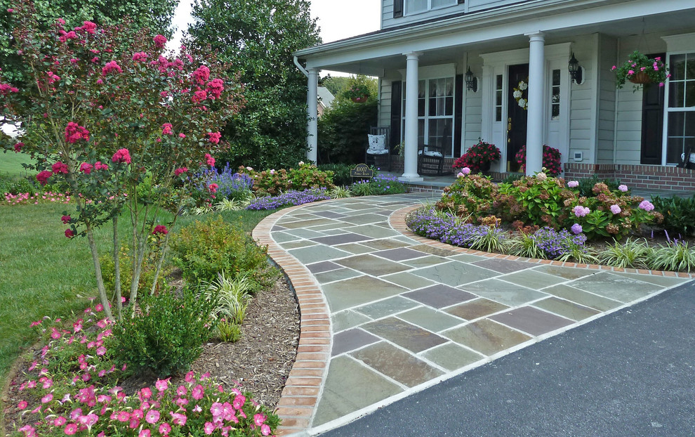 На фото: летний участок и сад на переднем дворе в классическом стиле с покрытием из каменной брусчатки с