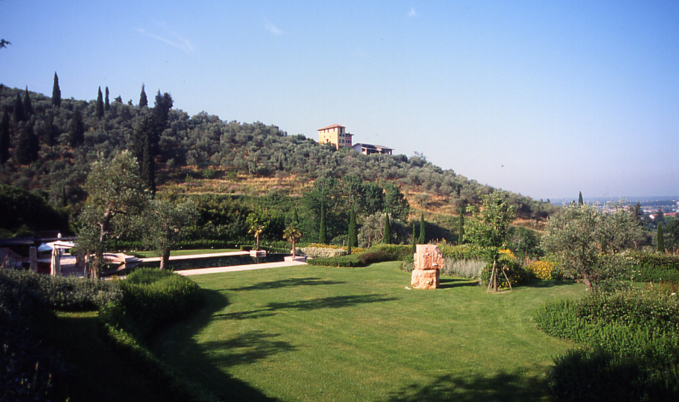 Exemple d'un grand jardin chic au printemps avec une exposition partiellement ombragée, une pente, une colline ou un talus et du gravier.