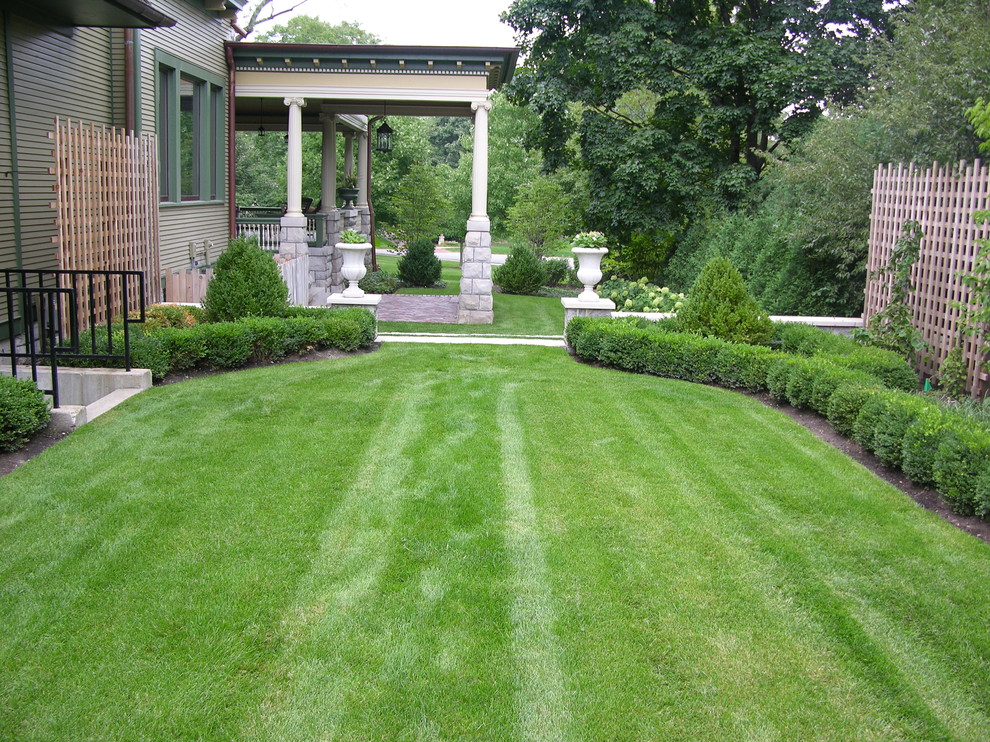 Photo of a traditional landscaping in Chicago.