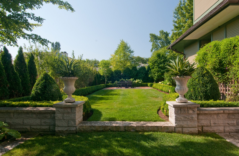 Immagine di un giardino formale vittoriano in estate