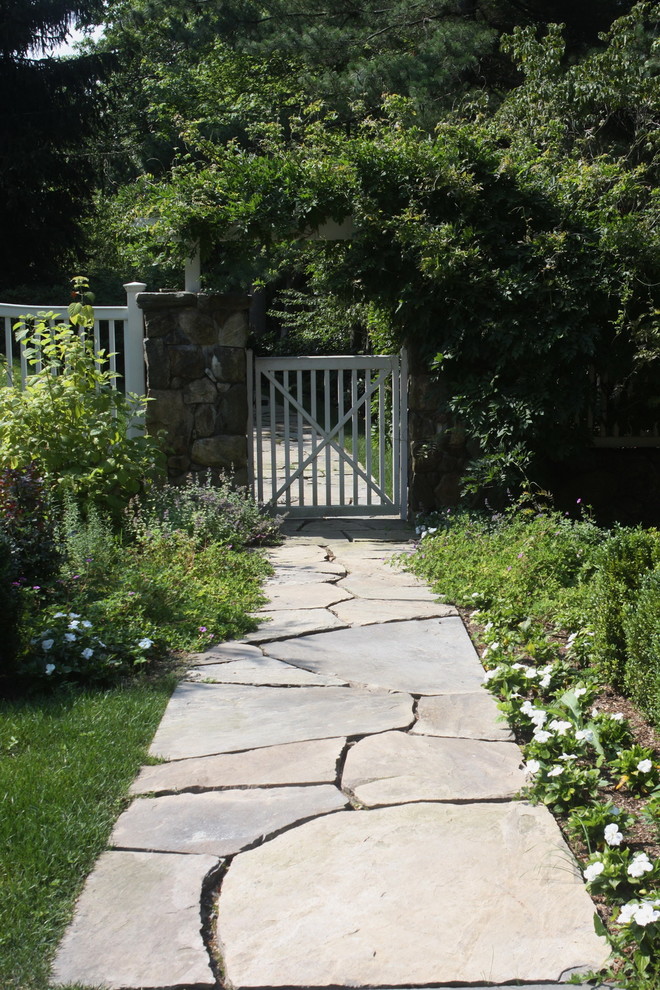 Пример оригинального дизайна: участок и сад в классическом стиле с покрытием из каменной брусчатки