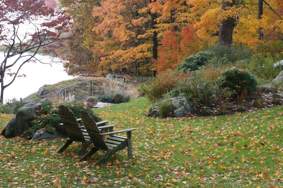 Klassischer Garten im Herbst, hinter dem Haus mit Steindeko in New York