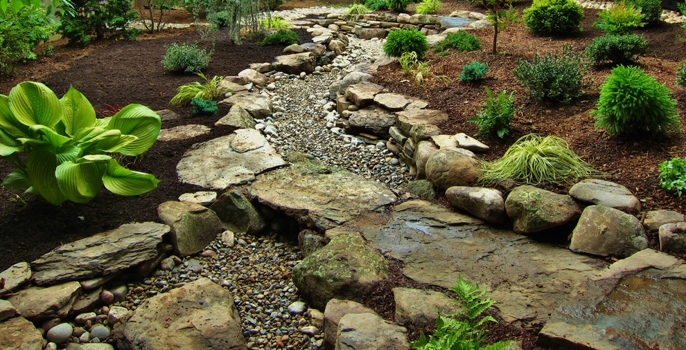 Exemple d'un aménagement d'entrée ou allée de jardin arrière asiatique avec des pavés en pierre naturelle.