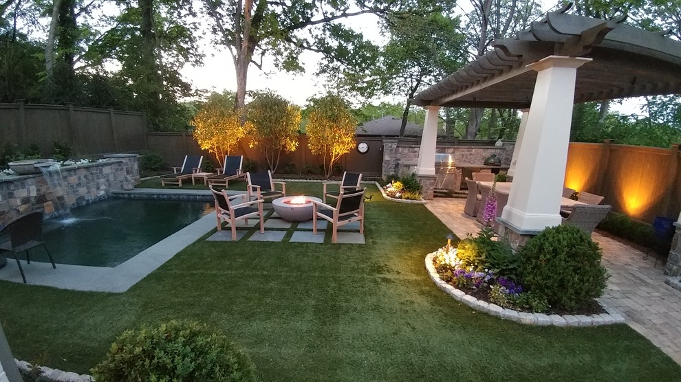 Imagen de acceso privado clásico renovado pequeño en primavera en patio trasero con brasero, exposición total al sol y adoquines de piedra natural