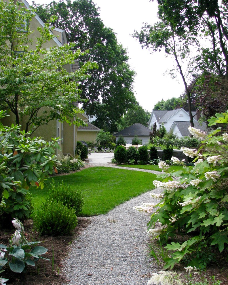 Cette photo montre un jardin à la française arrière tendance de taille moyenne et l'été avec une exposition partiellement ombragée et des pavés en pierre naturelle.