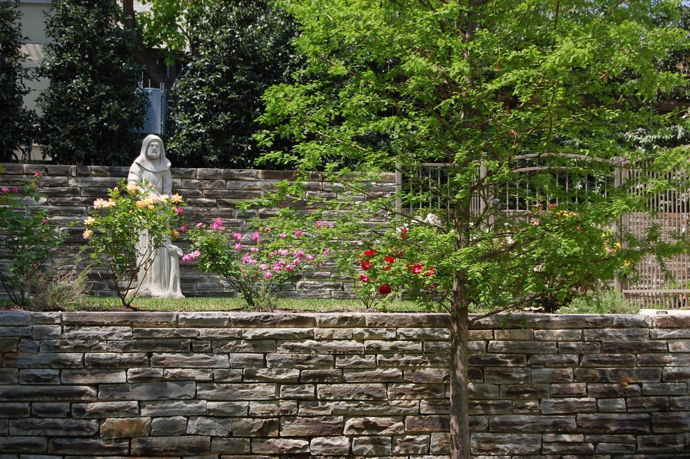 Ejemplo de jardín clásico con muro de contención