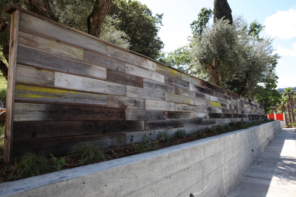 Aménagement d'un très grand jardin méditerranéen.