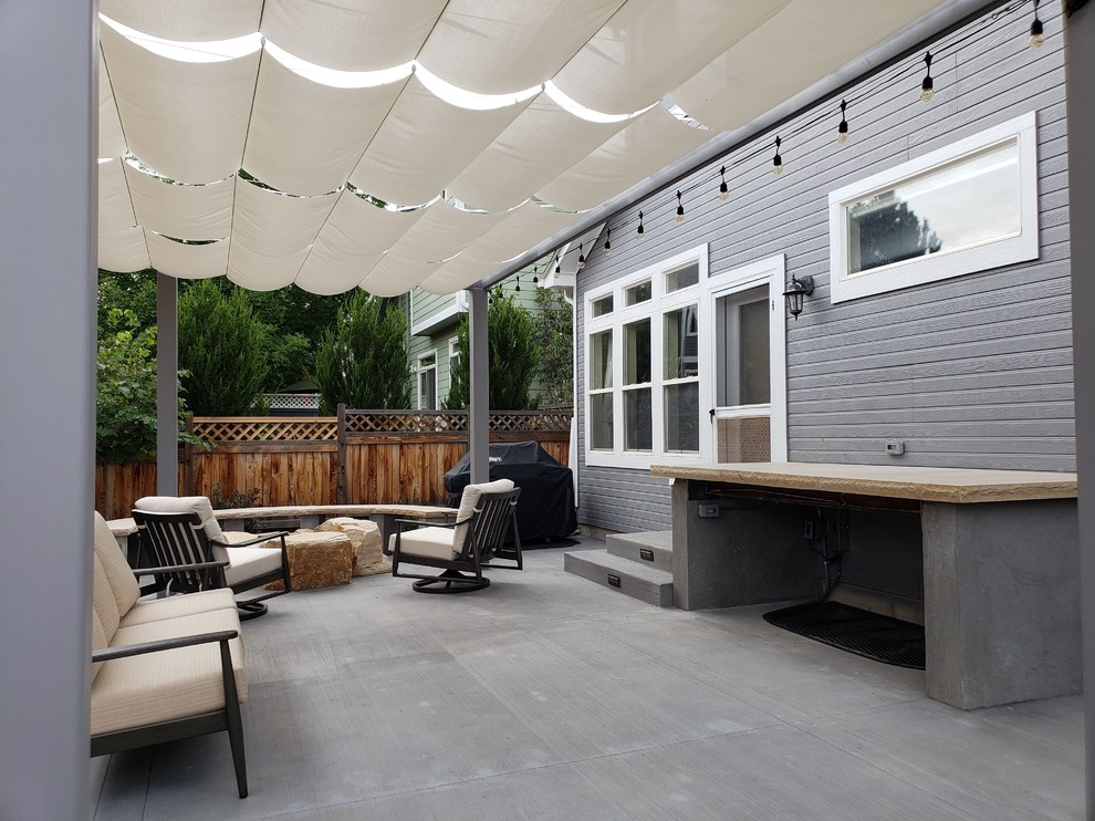 Cette image montre un jardin latéral minimaliste de taille moyenne avec une exposition ensoleillée et des pavés en béton.