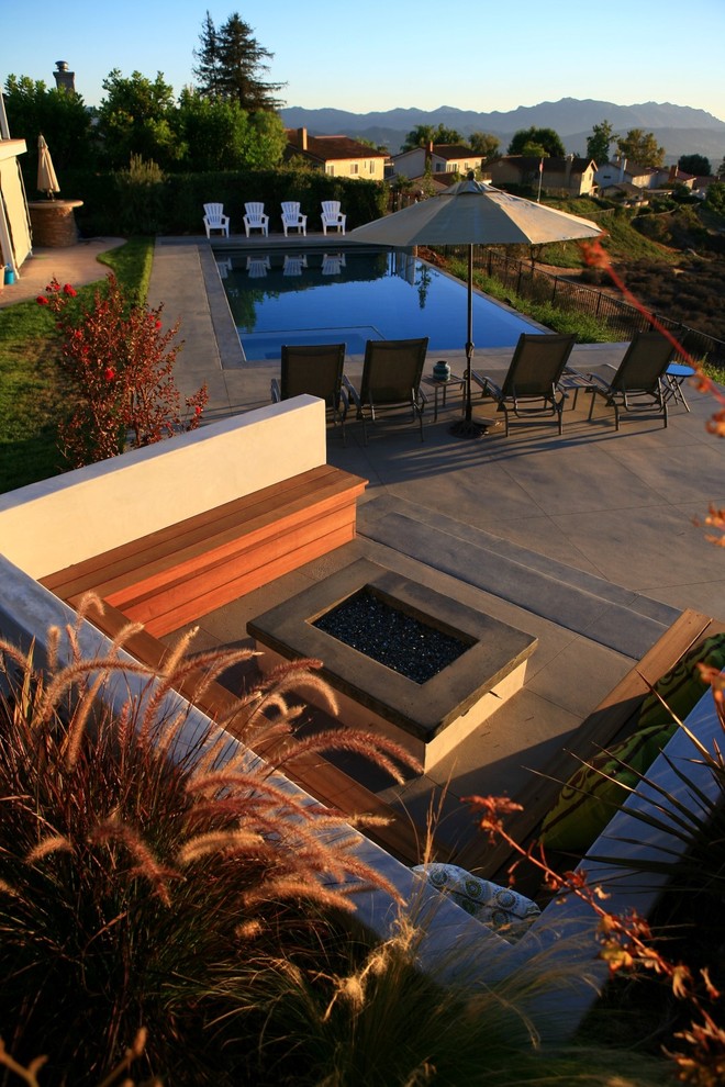 Идея дизайна: солнечный, весенний засухоустойчивый сад среднего размера на заднем дворе в стиле модернизм с местом для костра, хорошей освещенностью и мощением тротуарной плиткой