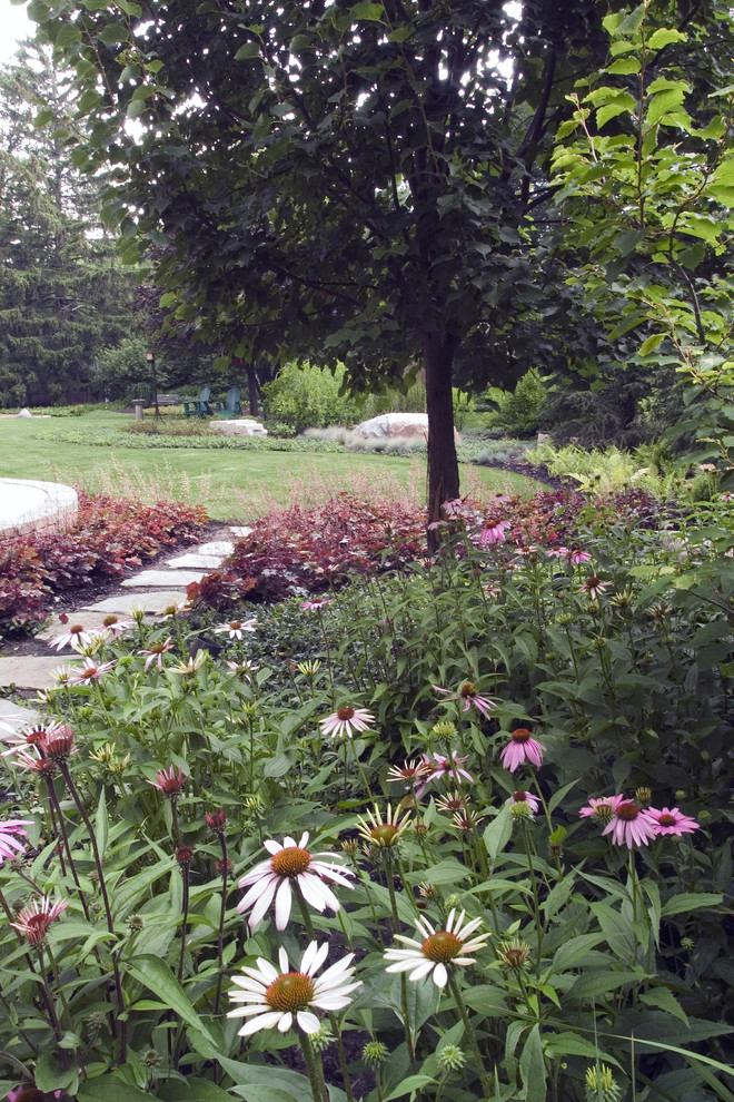 Halbschattiger Klassischer Gartenweg im Sommer, hinter dem Haus mit Natursteinplatten in Chicago