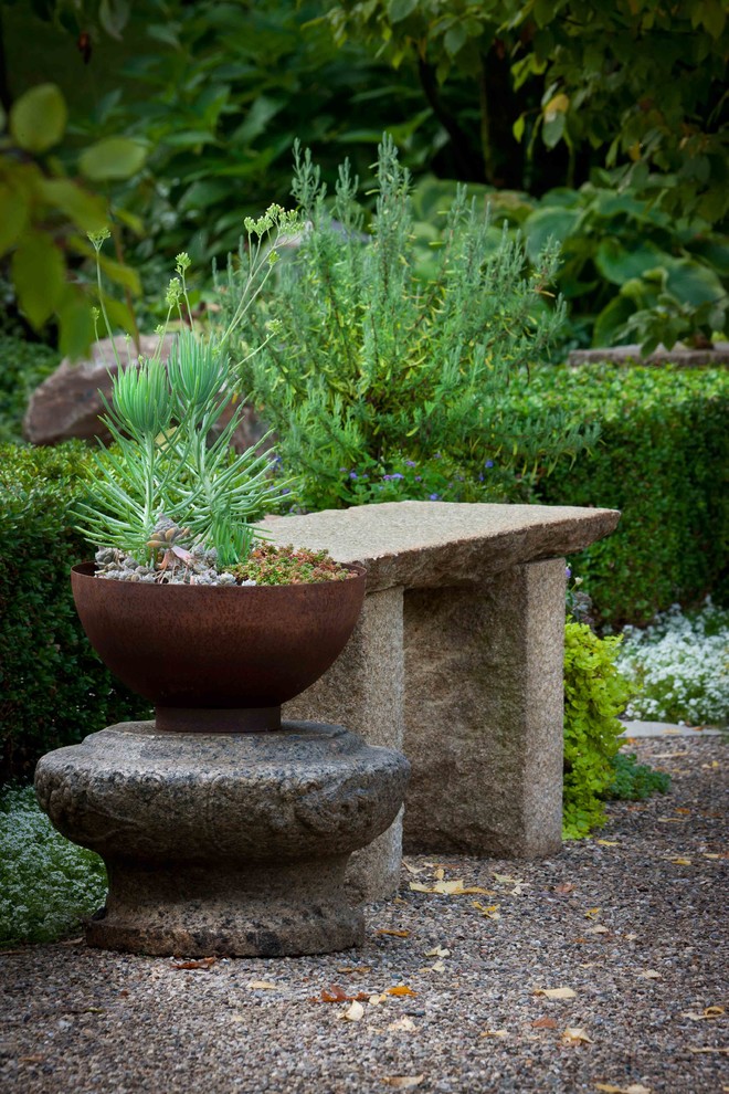 Esempio di un giardino minimal esposto in pieno sole di medie dimensioni e davanti casa con fontane e ghiaia