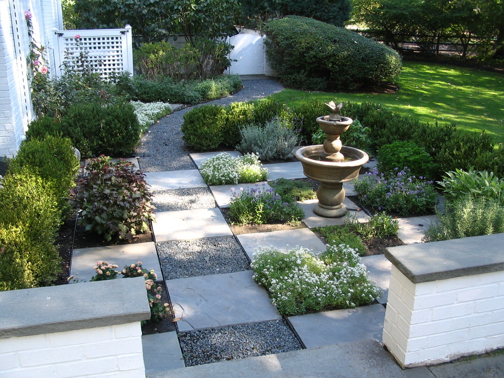 Пример оригинального дизайна: летний садовый фонтан на боковом дворе в классическом стиле с полуденной тенью и покрытием из гравия
