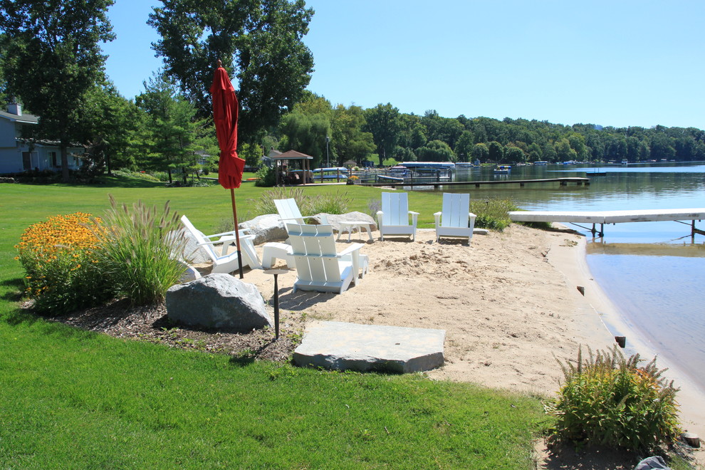 Inspiration for a coastal landscaping in Grand Rapids.