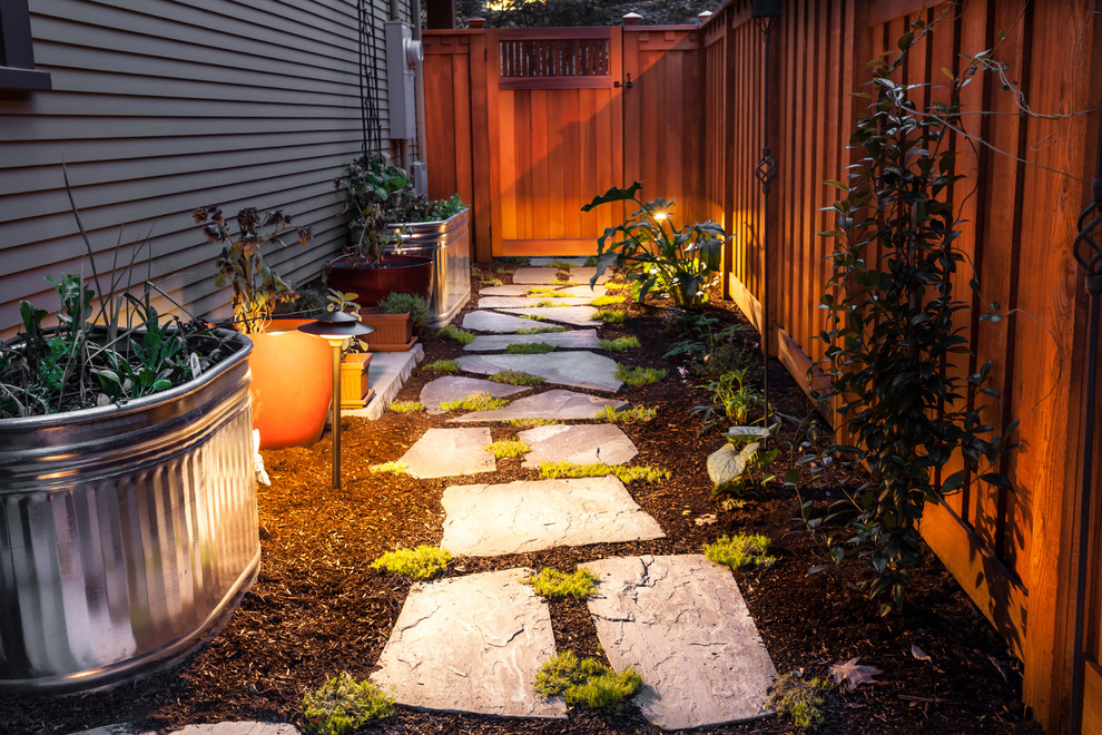 Cette photo montre un petit jardin latéral craftsman l'été avec une exposition partiellement ombragée et des pavés en pierre naturelle.