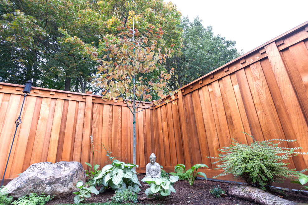 Источник вдохновения для домашнего уюта: маленький летний регулярный сад на заднем дворе в стиле кантри с полуденной тенью для на участке и в саду