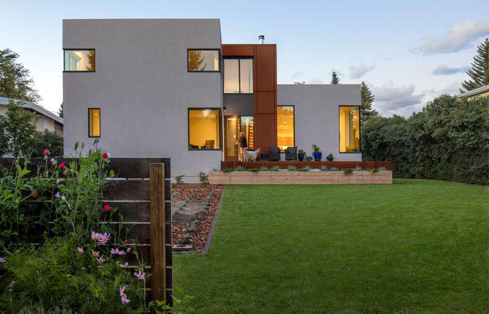 Идея дизайна: солнечный участок и сад на заднем дворе в стиле модернизм с хорошей освещенностью и настилом