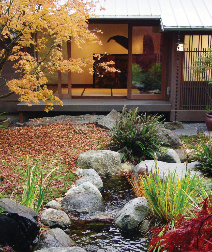 Geometrischer, Mittelgroßer Asiatischer Garten hinter dem Haus mit Wasserspiel, direkter Sonneneinstrahlung und Dielen in Seattle