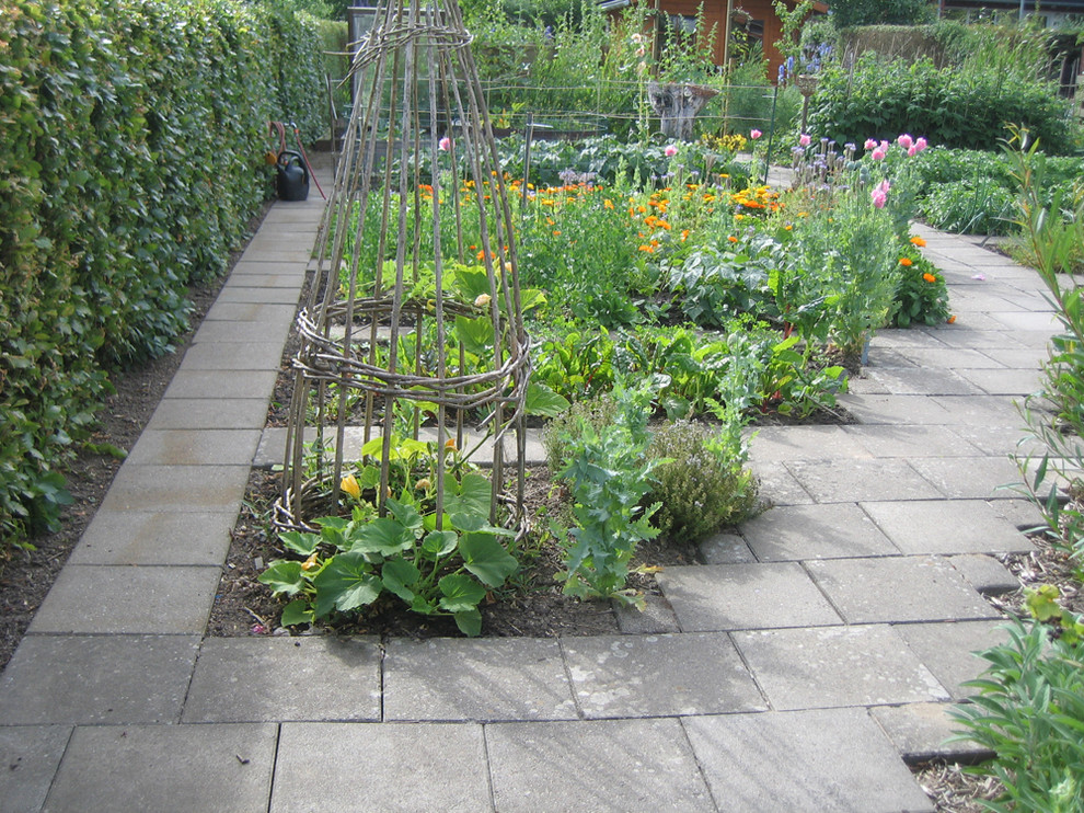 他の地域にある北欧スタイルのおしゃれな庭の写真