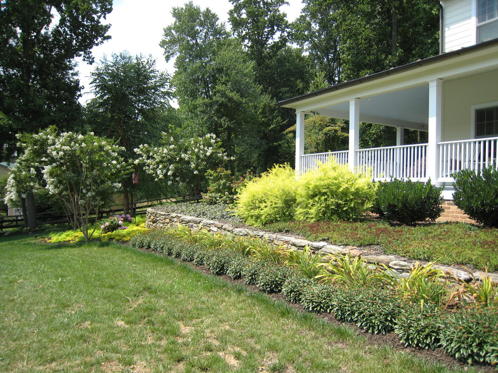 На фото: солнечный, летний участок и сад среднего размера на переднем дворе в классическом стиле с хорошей освещенностью и покрытием из каменной брусчатки