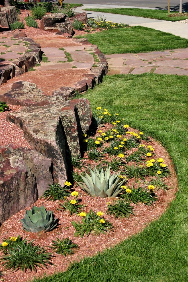 デンバーにあるサンタフェスタイルのおしゃれな前庭 (ゼリスケープ、庭への小道、日向、天然石敷き) の写真