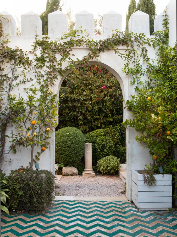 ロサンゼルスにあるラグジュアリーな広い地中海スタイルのおしゃれな庭 (半日向) の写真