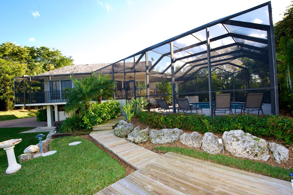 Klassischer Garten mit direkter Sonneneinstrahlung und Dielen in Miami