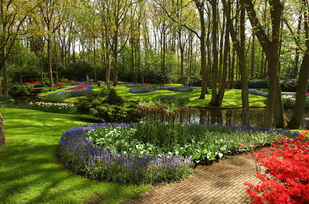 Пример оригинального дизайна: огромный участок и сад на заднем дворе в классическом стиле с полуденной тенью и мощением клинкерной брусчаткой