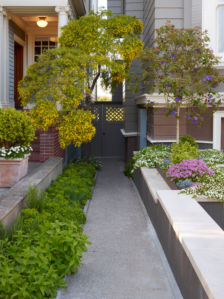 Klassischer Gartenweg neben dem Haus mit Granitsplitt in San Francisco