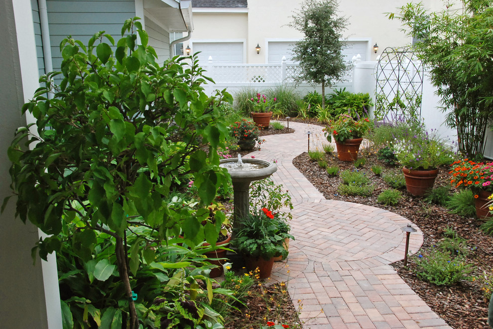 Photo of a traditional garden in Orlando.