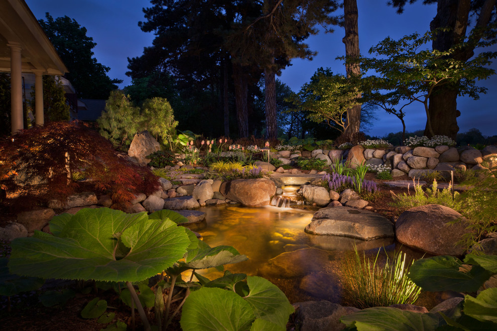 Réalisation d'un jardin sur cour minimaliste de taille moyenne avec un point d'eau et des pavés en pierre naturelle.