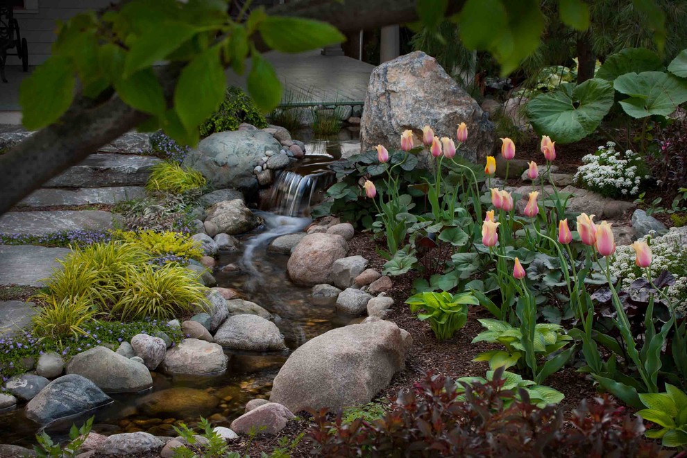 Diseño de jardín clásico con jardín francés, estanque y adoquines de piedra natural
