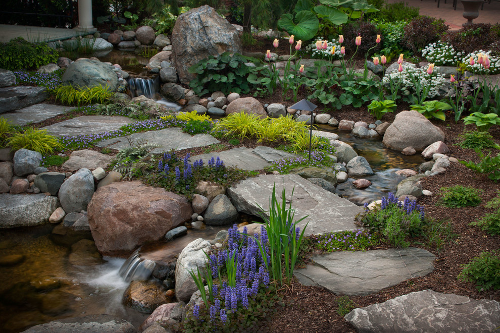 Idées déco pour un jardin sur cour moderne de taille moyenne avec un point d'eau et des pavés en pierre naturelle.