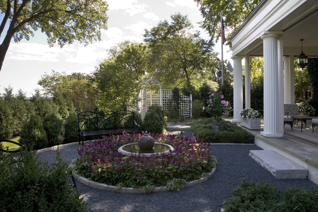 Пример оригинального дизайна: маленький летний регулярный сад на боковом дворе в классическом стиле с полуденной тенью и покрытием из гравия для на участке и в саду
