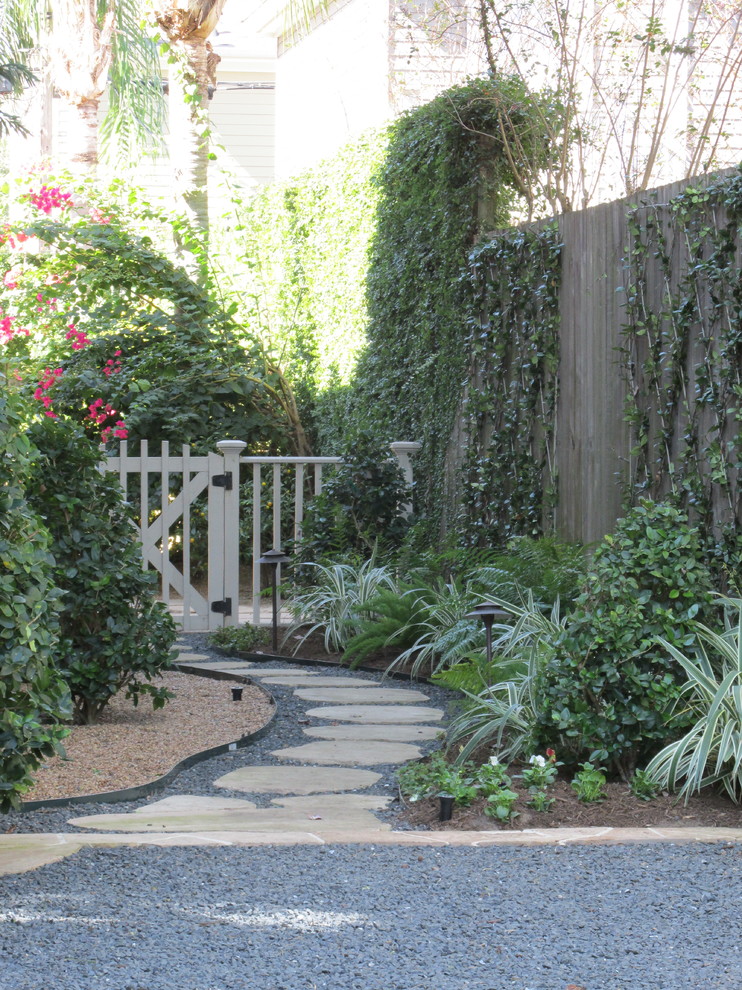Immagine di un giardino chic con un ingresso o sentiero e ghiaia