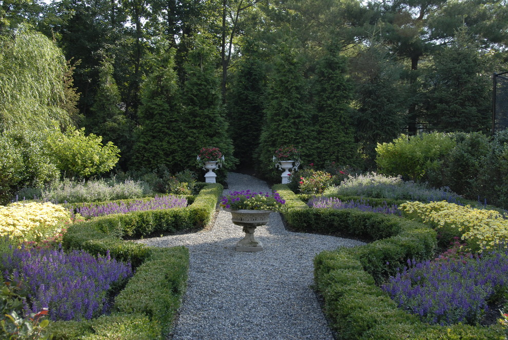 Inspiration for a classic courtyard garden in New York with a garden path and gravel.