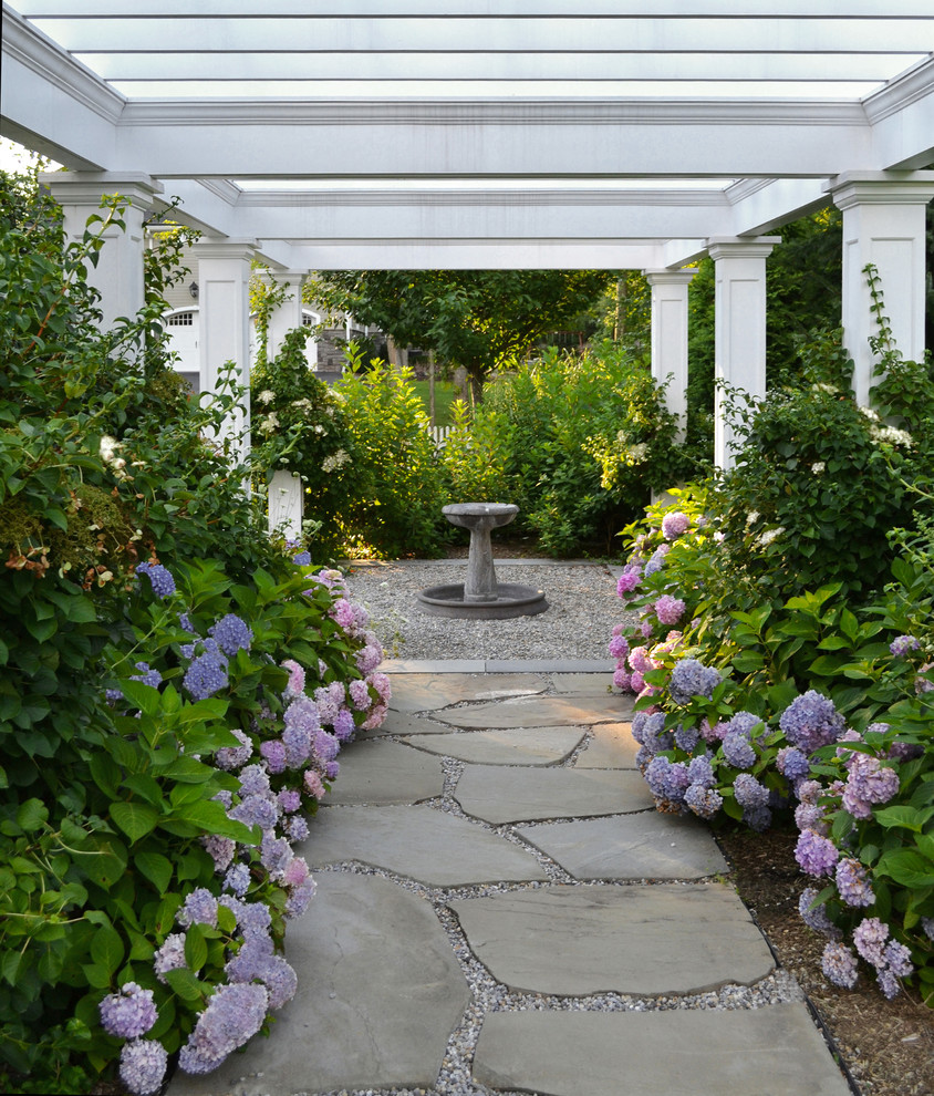 Идея дизайна: участок и сад на боковом дворе в классическом стиле с садовой дорожкой или калиткой и покрытием из каменной брусчатки