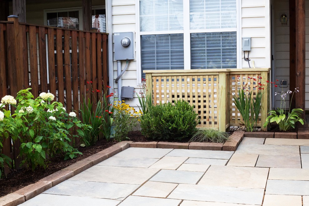 Idee per un piccolo giardino american style esposto a mezz'ombra dietro casa in estate con pavimentazioni in pietra naturale