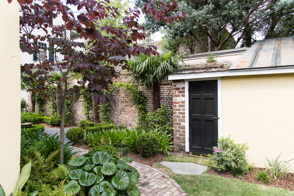 Design ideas for a mid-sized traditional partial sun side yard brick landscaping in Charleston for winter.