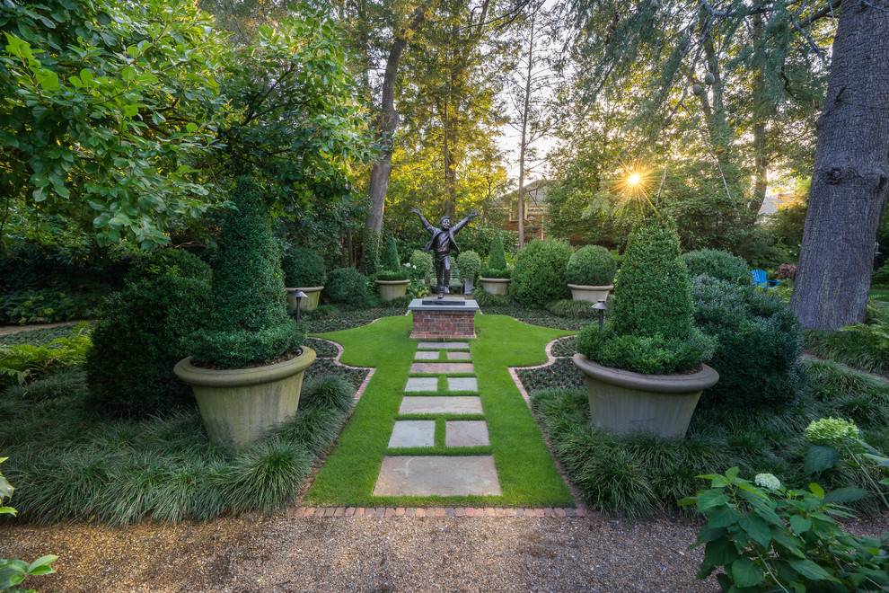Ejemplo de jardín tradicional grande con jardín francés y adoquines de piedra natural