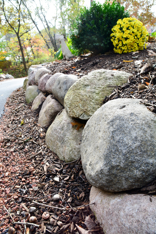 Design ideas for a mid-sized rustic drought-tolerant and partial sun front yard stone garden path in Chicago.