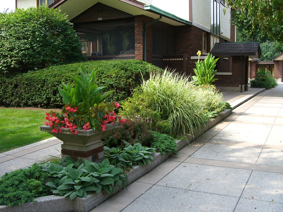 Großer, Halbschattiger Klassischer Vorgarten mit Kübelpflanzen und Natursteinplatten in Chicago