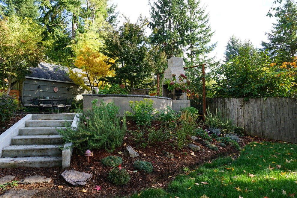 На фото: маленький солнечный, осенний участок и сад на заднем дворе в классическом стиле с хорошей освещенностью для на участке и в саду с