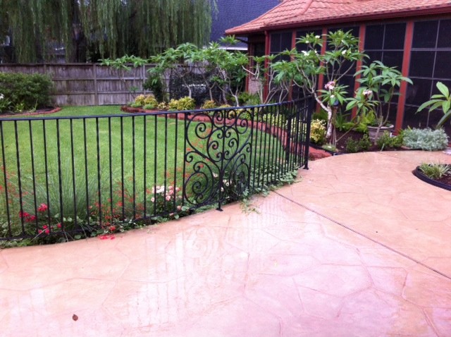 На фото: весенний регулярный сад среднего размера на заднем дворе в классическом стиле с полуденной тенью и мощением тротуарной плиткой с