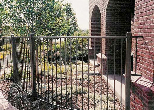 Geometrischer, Mittelgroßer, Halbschattiger Moderner Gartenweg im Sommer, hinter dem Haus mit Mulch in Denver