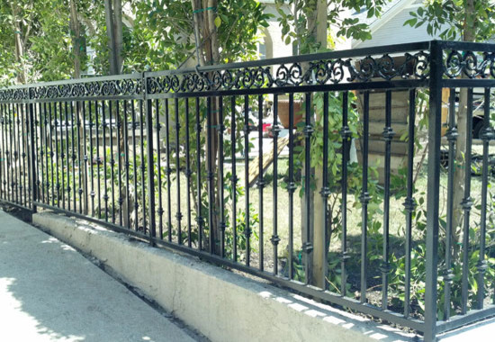 Foto di un giardino classico con recinzione in metallo