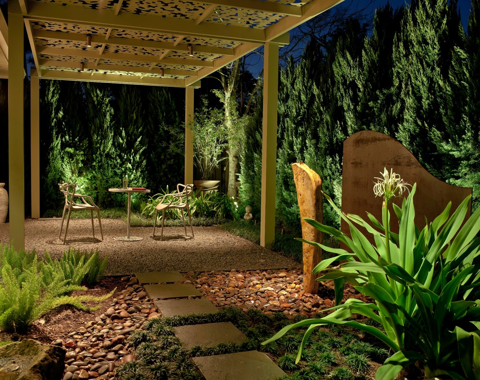 Идея дизайна: маленький тенистый, весенний засухоустойчивый сад на заднем дворе в современном стиле с покрытием из гравия для на участке и в саду