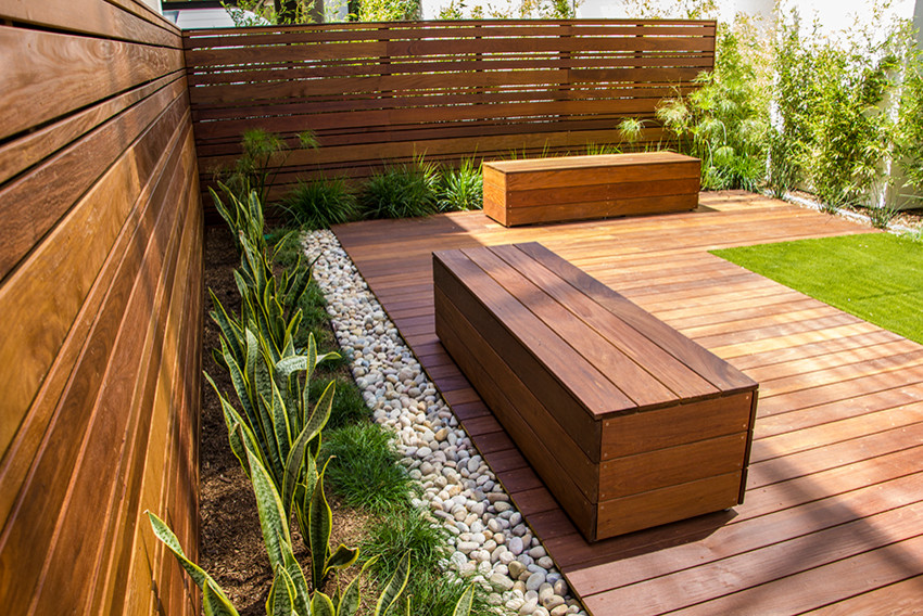 Идея дизайна: большой солнечный засухоустойчивый сад на заднем дворе в современном стиле с хорошей освещенностью и настилом